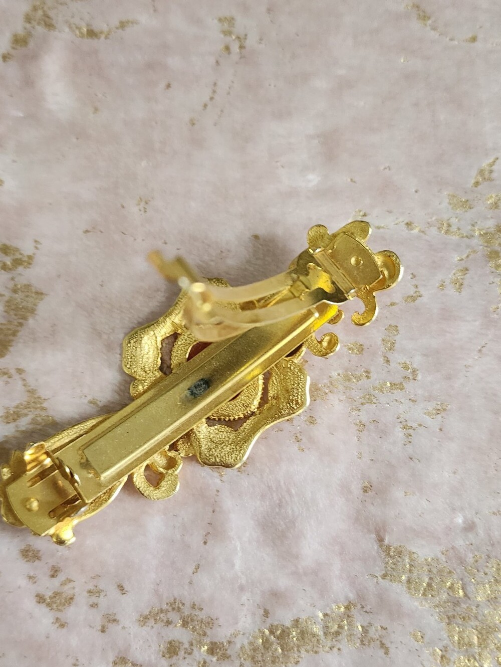 HAIR CLIP | Cameo Goldtone Hair Clip - Picture 12 of 17